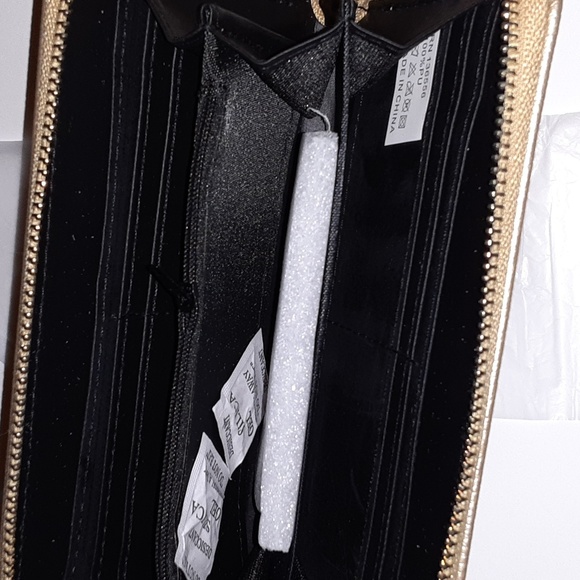 Love of Fashion New York Zippered Wallet $15 - Picture 5 of 7